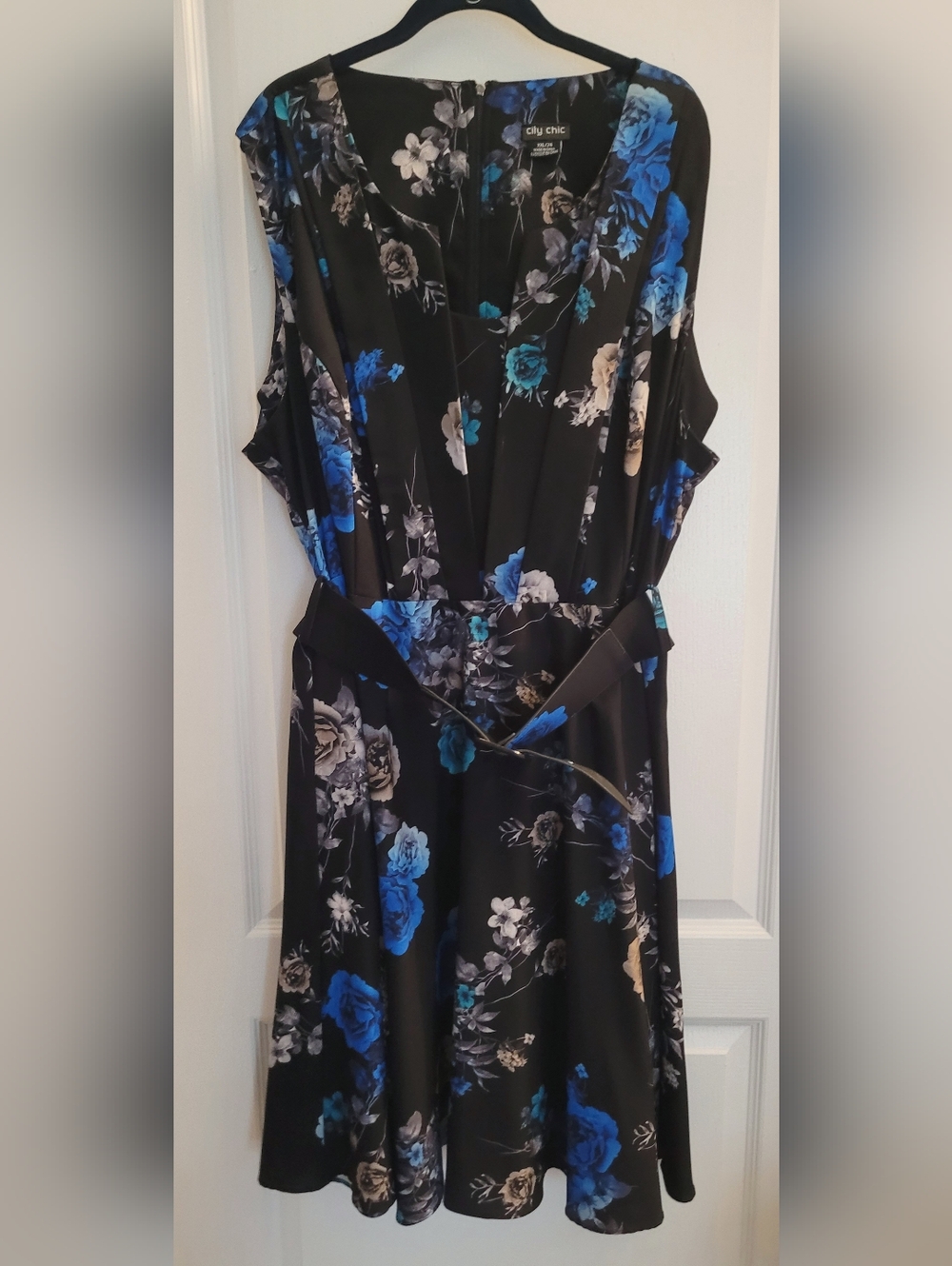 City Chic Black Floral Midi Dress with Blue & Cream Blooms - Picture 4 of 10